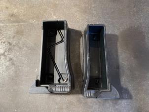 Gebruikte Opbergvak Toyota Yaris II (P9) 1.0 12V VVT-i Prijs op aanvraag aangeboden door Autodemontage Joko B.V.