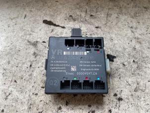 Gebruikte Deur module Mercedes C (W204) 1.8 C-200K 16V Prijs op aanvraag aangeboden door Autodemontage Joko B.V.