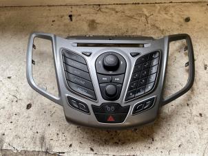 Gebruikte Radiobedienings paneel Ford Fiesta 6 (JA8) 1.6 TDCi 16V 95 Prijs op aanvraag aangeboden door Autodemontage Joko B.V.