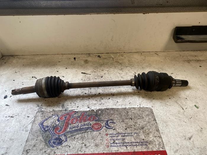 Gebruikte Aandrijfas links-voor Toyota Aygo (B10) 1.0 12V VVT-i Prijs op aanvraag aangeboden door Autodemontage Joko B.V.