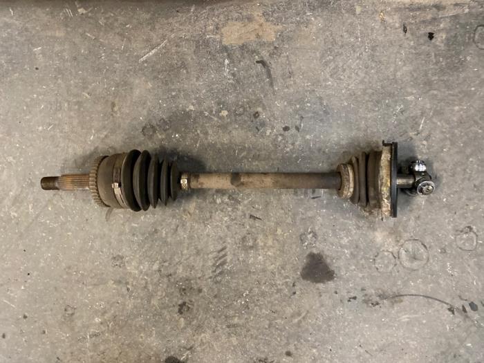 Gebruikte Aandrijfas links-voor Volvo S40 (VS) 1.6 16V Prijs op aanvraag aangeboden door Autodemontage Joko B.V.
