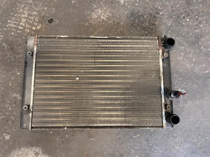 Gebruikte Radiateur Volkswagen Golf III (1H1) 1.4 Prijs op aanvraag aangeboden door Autodemontage Joko B.V.