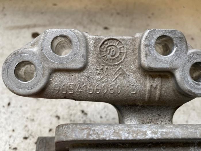 Motorsteun van een Peugeot 207/207+ (WA/WC/WM) 1.6 16V VTRi 2010