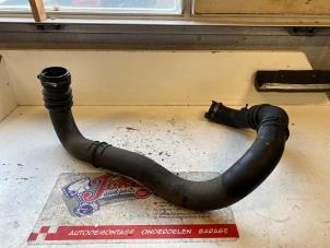 Gebruikte Intercooler Buis Opel Movano (4A1; 4A2; 4B2; 4B3; 4C2; 4C3) 2.5 CDTI 16V DPF Prijs op aanvraag aangeboden door Autodemontage Joko B.V.