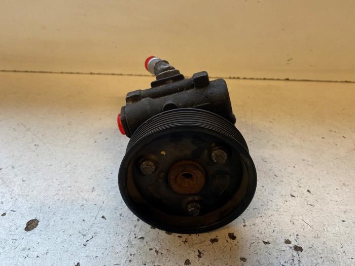 Gebruikte Servopomp Opel Movano (4A1; 4A2; 4B2; 4B3; 4C2; 4C3) 2.5 CDTI 16V DPF Prijs op aanvraag aangeboden door Autodemontage Joko B.V.