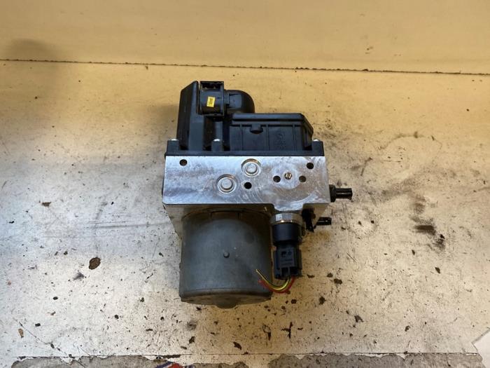 Gebruikte ABS Pomp Volkswagen Passat (3B3) 1.9 TDI 130 Prijs op aanvraag aangeboden door Autodemontage Joko B.V.