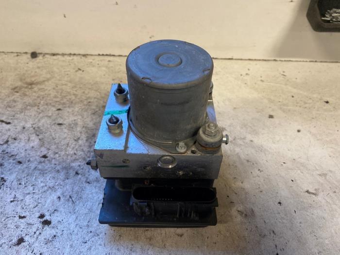 Gebruikte ABS Pomp Nissan Qashqai (J10) 2.0 16V Prijs op aanvraag aangeboden door Autodemontage Joko B.V.