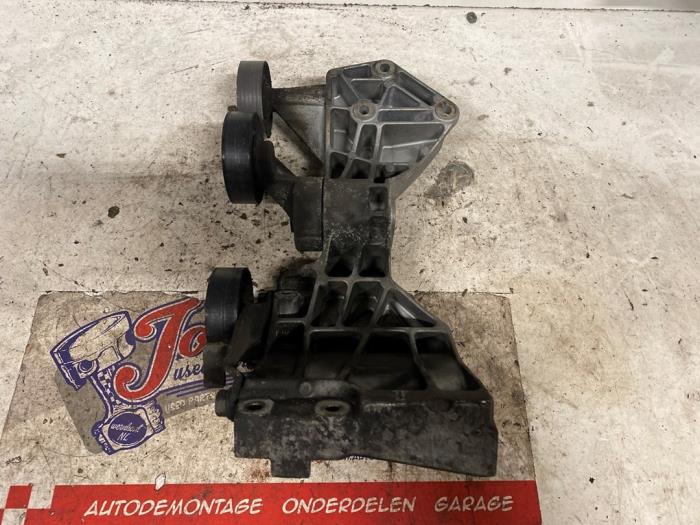 Gebruikte Dynamosteun onder Mercedes B (W245) 2.0 B-180 CDI 16V Prijs op aanvraag aangeboden door Autodemontage Joko B.V.