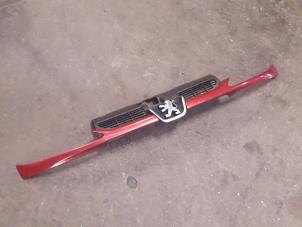 Gebruikte Grille Peugeot 206 SW (2E/K) 1.4 Prijs op aanvraag aangeboden door Autodemontage Joko B.V.