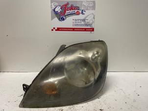 Gebruikte Koplamp links Ford Fiesta 5 (JD/JH) 1.3 Prijs op aanvraag aangeboden door Autodemontage Joko B.V.