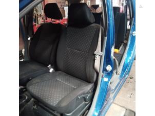 Gebruikte Voorstoel links Daihatsu Cuore (L251/271/276) 1.0 12V DVVT Prijs op aanvraag aangeboden door Autodemontage Joko B.V.