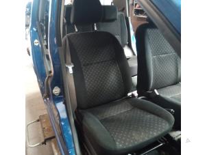 Gebruikte Voorstoel rechts Daihatsu Cuore (L251/271/276) 1.0 12V DVVT Prijs op aanvraag aangeboden door Autodemontage Joko B.V.