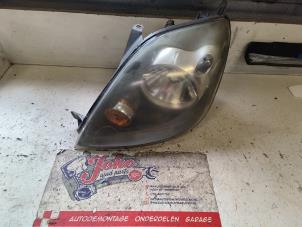 Gebruikte Koplamp links Ford Fiesta 5 (JD/JH) 1.3 Prijs op aanvraag aangeboden door Autodemontage Joko B.V.