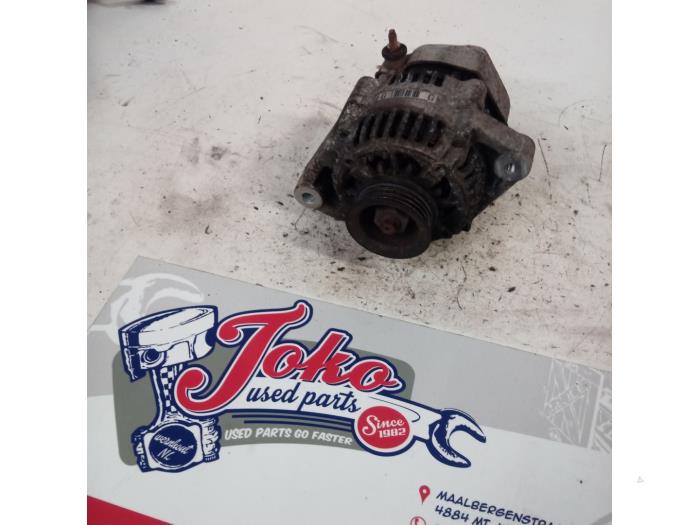 Gebruikte Alternator Daihatsu Cuore (L251/271/276) 1.0 12V DVVT Prijs op aanvraag aangeboden door Autodemontage Joko B.V.