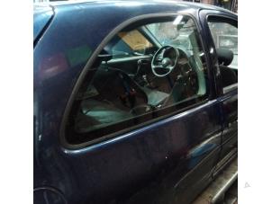 Gebruikte Ruit 2Deurs rechts-achter Opel Corsa B (73/78/79) 1.0i 12V Prijs op aanvraag aangeboden door Autodemontage Joko B.V.
