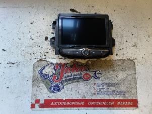 Gebruikte Display Multi Media regelunit Opel Karl 1.0 12V Prijs op aanvraag aangeboden door Autodemontage Joko B.V.