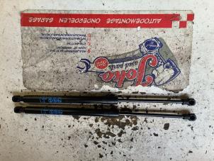 Gebruikte Kofferdekseldemper links-achter Opel Karl 1.0 12V Prijs op aanvraag aangeboden door Autodemontage Joko B.V.