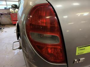 Gebruikte Achterlicht links Daihatsu Sirion/Storia (M1) 1.3 16V DVVT Prijs op aanvraag aangeboden door Autodemontage Joko B.V.