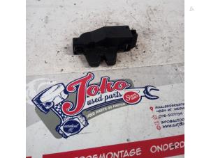 Gebruikte Kofferdeksel Slotmechaniek Peugeot 307 CC (3B) 2.0 16V Prijs op aanvraag aangeboden door Autodemontage Joko B.V.