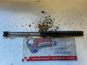 Gebruikte Kofferdekseldemper links-achter Ford Fiesta 7 1.1 Ti-VCT 12V 85 Prijs op aanvraag aangeboden door Autodemontage Joko B.V.