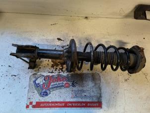 Gebruikte Schokdemperpoot links-achter Mazda 323 Fastbreak (BJ14) 1.3 16V Prijs op aanvraag aangeboden door Autodemontage Joko B.V.