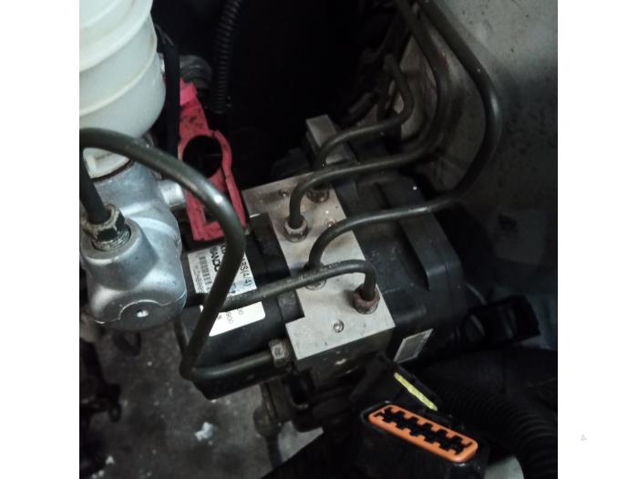 Gebruikte ABS Pomp Kia Rio (DC12) 1.3 RS,LS Prijs op aanvraag aangeboden door Autodemontage Joko B.V.