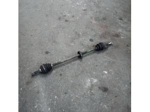 Gebruikte Aandrijfas rechts-voor Kia Rio (DC12) 1.3 RS,LS Prijs op aanvraag aangeboden door Autodemontage Joko B.V.