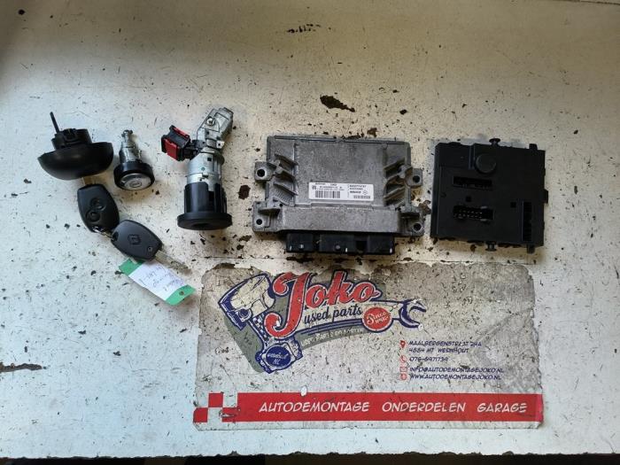 Gebruikte Bodycontrol Module Renault Twingo II (CN) 1.2 16V Prijs op aanvraag aangeboden door Autodemontage Joko B.V.