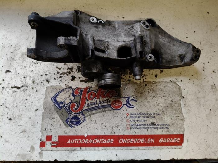 Gebruikte Dynamosteun boven Opel Vivaro 1.9 DTI 16V Prijs op aanvraag aangeboden door Autodemontage Joko B.V.