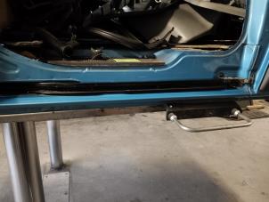 Gebruikte Schuifdeurrail links Opel Vivaro 1.9 DTI 16V Prijs op aanvraag aangeboden door Autodemontage Joko B.V.