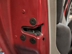 Gebruikte Slotmechaniek Portier 4Deurs links-achter Renault Modus/Grand Modus (JP) 1.6 16V Prijs op aanvraag aangeboden door Autodemontage Joko B.V.