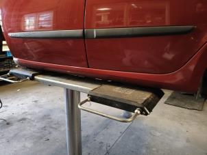 Gebruikte Dorpel links Renault Modus/Grand Modus (JP) 1.6 16V Prijs op aanvraag aangeboden door Autodemontage Joko B.V.