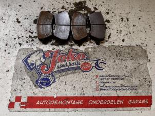 Gebruikte Remblok voor Renault Clio III (BR/CR) 1.2 16V TCe 100 Prijs op aanvraag aangeboden door Autodemontage Joko B.V.