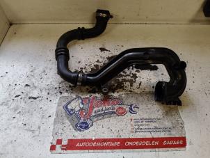 Gebruikte Intercooler Buis Renault Clio III (BR/CR) 1.2 16V TCe 100 Prijs op aanvraag aangeboden door Autodemontage Joko B.V.