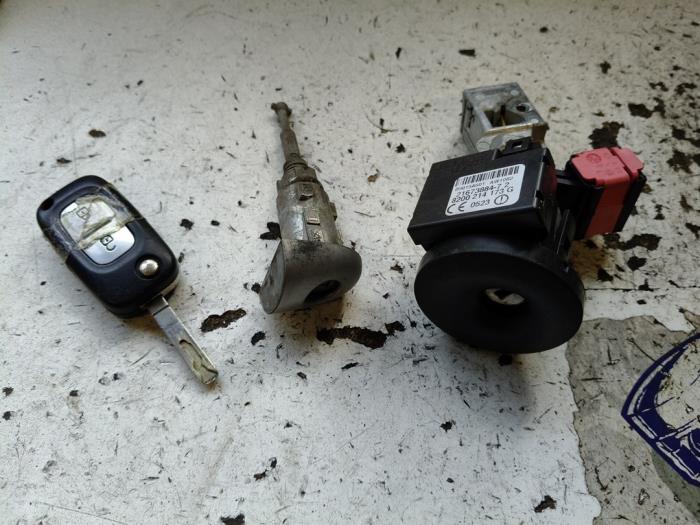 Computer Body Control van een Renault Clio III (BR/CR) 1.2 16V TCe 100 2009