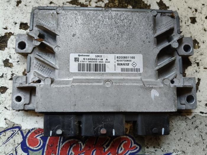 Computer Body Control van een Renault Clio III (BR/CR) 1.2 16V TCe 100 2009