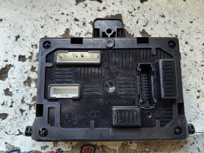 Computer Body Control van een Renault Clio III (BR/CR) 1.2 16V TCe 100 2009