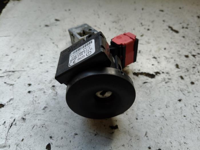 Computer Body Control van een Renault Clio III (BR/CR) 1.2 16V TCe 100 2009