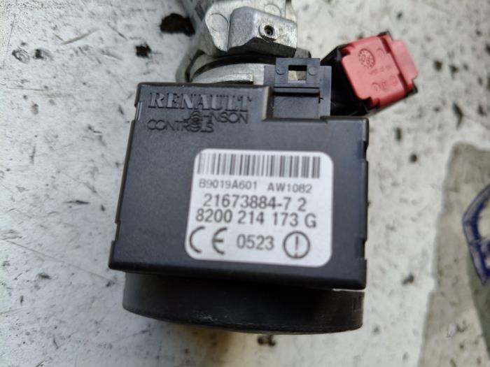 Computer Body Control van een Renault Clio III (BR/CR) 1.2 16V TCe 100 2009