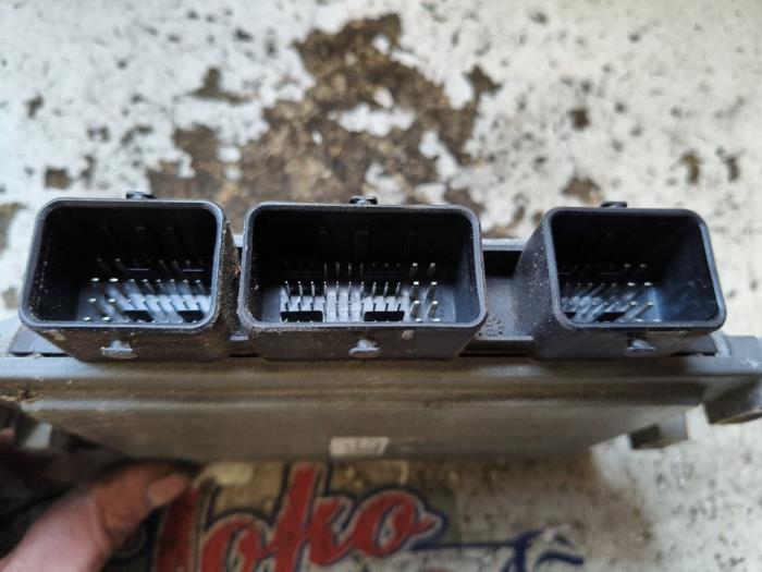 Computer Body Control van een Renault Clio III (BR/CR) 1.2 16V TCe 100 2009