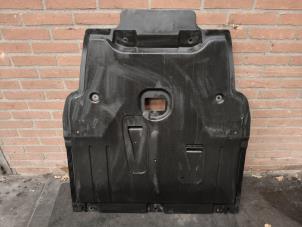 Gebruikte Motor Beschermplaat Mercedes CLA (117.3) 1.6 CLA-200 16V Prijs op aanvraag aangeboden door Autodemontage Joko B.V.