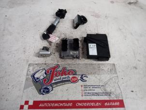 Gebruikte Set Cilindersloten (compleet) Opel Tigra Twin Top 1.4 16V Prijs op aanvraag aangeboden door Autodemontage Joko B.V.