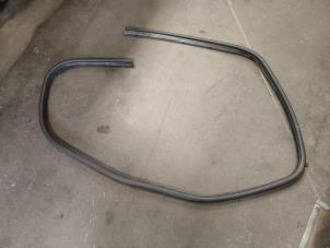 Gebruikte Deurrubber 4Deurs links-achter Ford Kuga I 2.0 TDCi 16V Prijs op aanvraag aangeboden door Autodemontage Joko B.V.