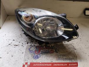Gebruikte Koplamp rechts Renault Twingo II (CN) 1.2 16V Prijs op aanvraag aangeboden door Autodemontage Joko B.V.