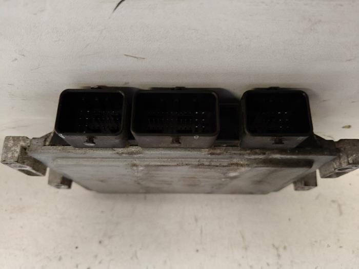 Computer Body Control van een Renault Twingo II (CN) 1.2 16V 2010