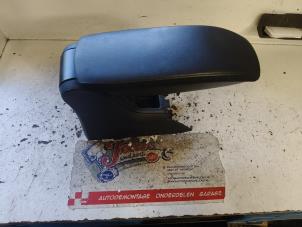 Gebruikte Armleuning Peugeot 208 I (CA/CC/CK/CL) 1.0 Vti 12V PureTech Prijs op aanvraag aangeboden door Autodemontage Joko B.V.