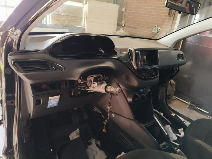 Gebruikte Dashboard Peugeot 208 I (CA/CC/CK/CL) 1.0 Vti 12V PureTech Prijs op aanvraag aangeboden door Autodemontage Joko B.V.