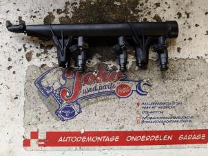 Gebruikte Injector brug Peugeot 208 I (CA/CC/CK/CL) 1.0 Vti 12V PureTech Prijs op aanvraag aangeboden door Autodemontage Joko B.V.