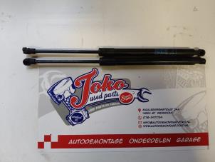 Gebruikte Kofferdekseldemper links-achter Opel Karl 1.0 12V Prijs op aanvraag aangeboden door Autodemontage Joko B.V.