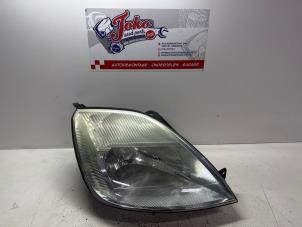 Gebruikte Rechter Koplamp Ford Fiesta 5 (JD/JH) 1.4 TDCi Prijs op aanvraag aangeboden door Autodemontage Joko B.V.
